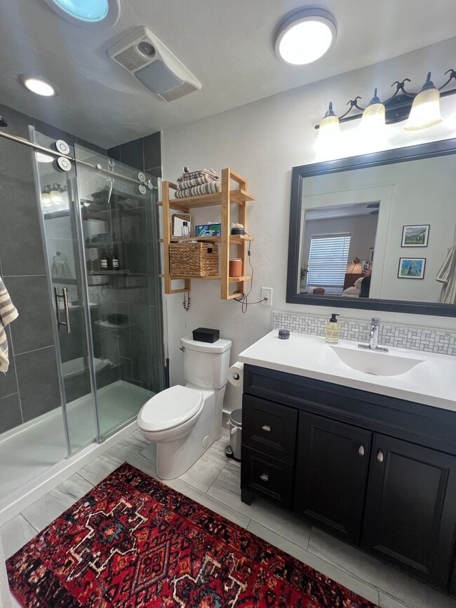Building Photo - Updated Town house backed by National Forest