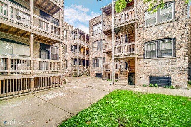 Building Photo - Great Apartment, Lots of light and Exposed...