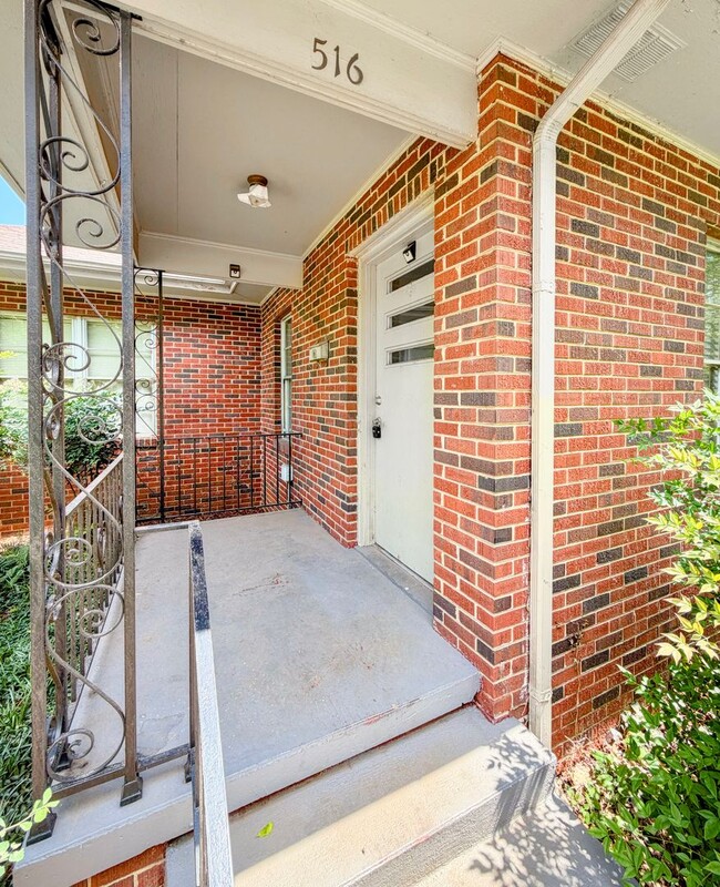 Building Photo - 2 Bedroom / 1 Bath in Decatur’s Historic District – Available Now! Move In Special!