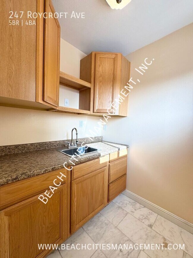 Building Photo - 247 Roycroft Ave