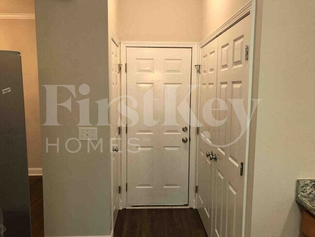 Building Photo - 2215 Charles Towne Ct