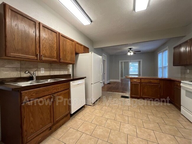 Building Photo - 918 S 10th St