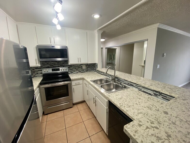 Building Photo - Chateau Garnet Apartments