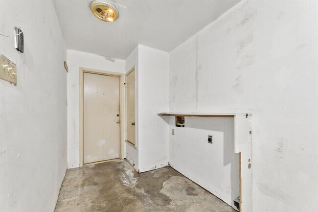 Building Photo - 6002 Parkwood Dr