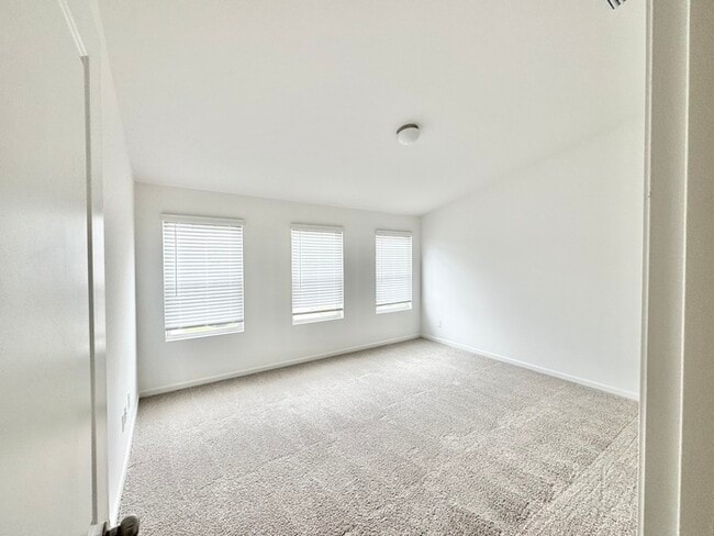 Building Photo - Charming two bedroom 2 1/2 bath townhome