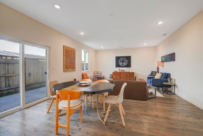 Building Photo - Beautiful 2 story Home for rent in Visalia...