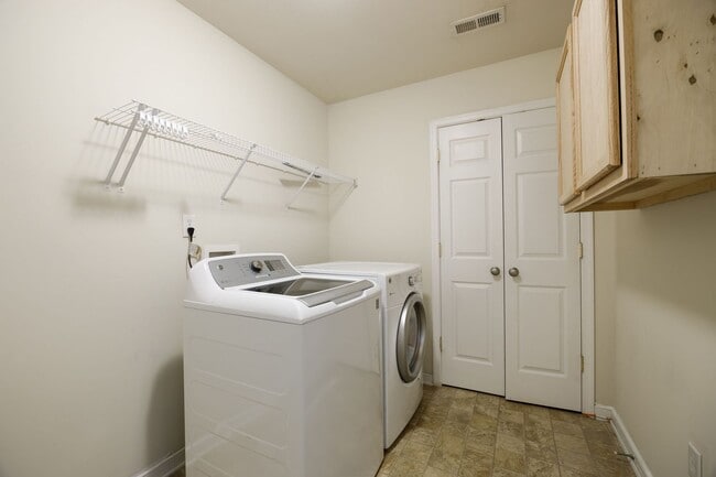Building Photo - Recently Renovated 3 Bedroom Home in North...