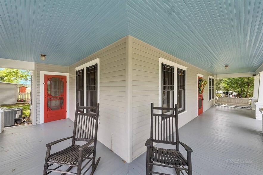 Front Porch - 10152 FM949