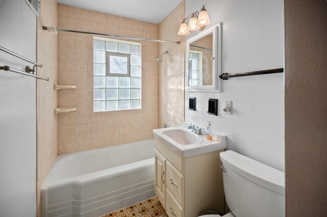 Building Photo - 1700 E Menlo Blvd