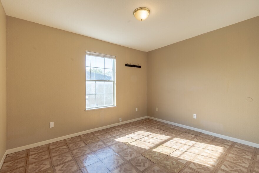 Building Photo - 7561 Windsor Oaks