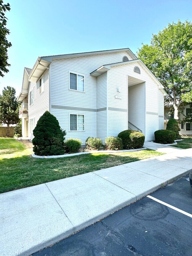 Building Photo - Affordable living at Westside Apartments!