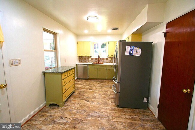 Building Photo - 10104 Towhee Ave