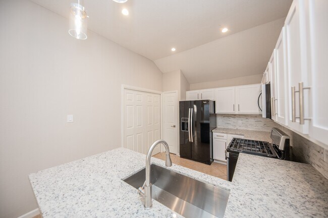 Building Photo - 121 Coffee Ln