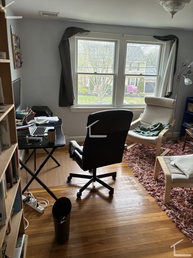 Building Photo - Rent a House in Newton 4bed/2.5 Bath - Parking included!