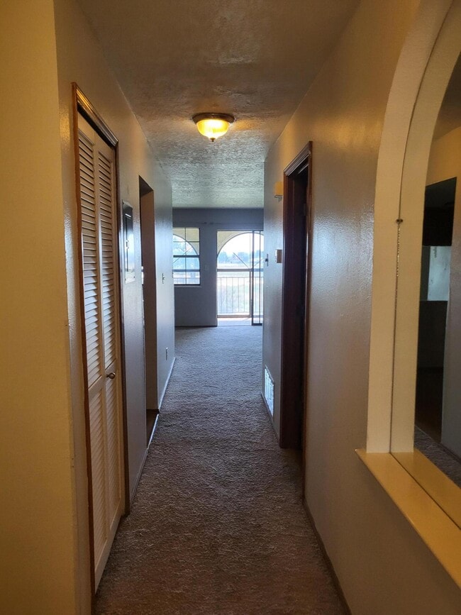 Building Photo - 831 Country Club Dr SE