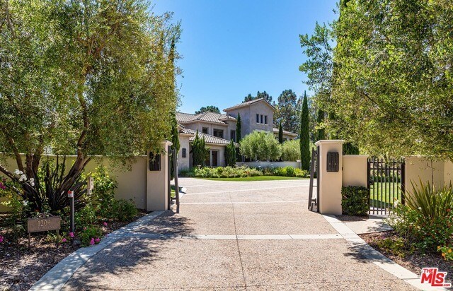 Building Photo - 1209 Via Aracena