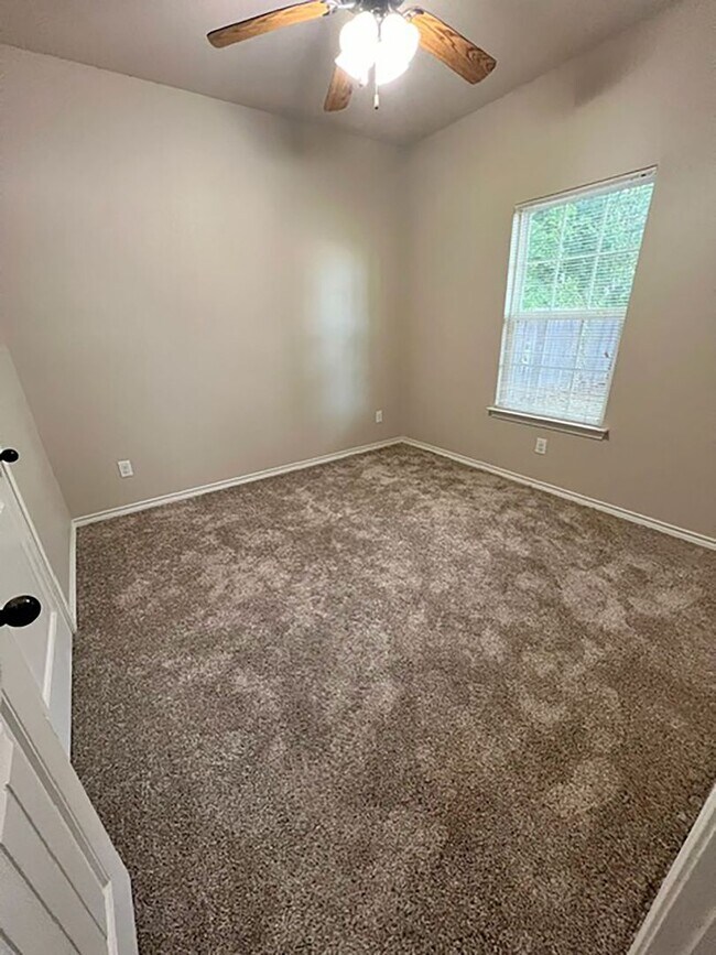 Building Photo - Nice 3 Bdrm 2 Bath Home in Sherman Texas