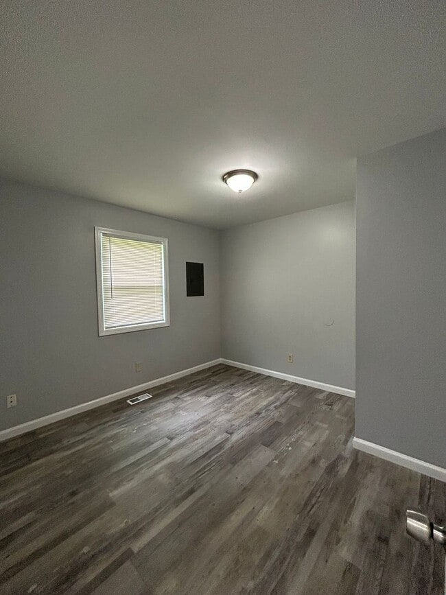 Building Photo - Remodeled 2 Bedroom Duplex