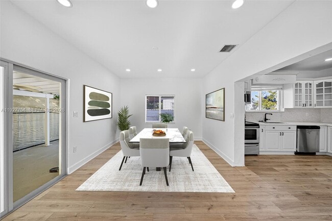 Building Photo - 426 SW 26th Rd