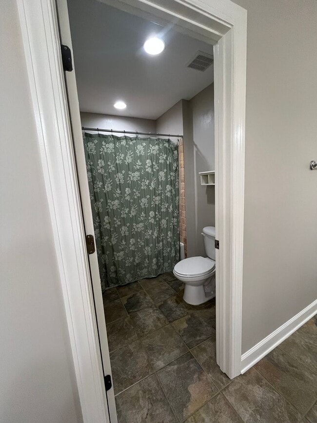 Building Photo - Beautiful 5 Bed 3 Bath Home! Fall 2026!