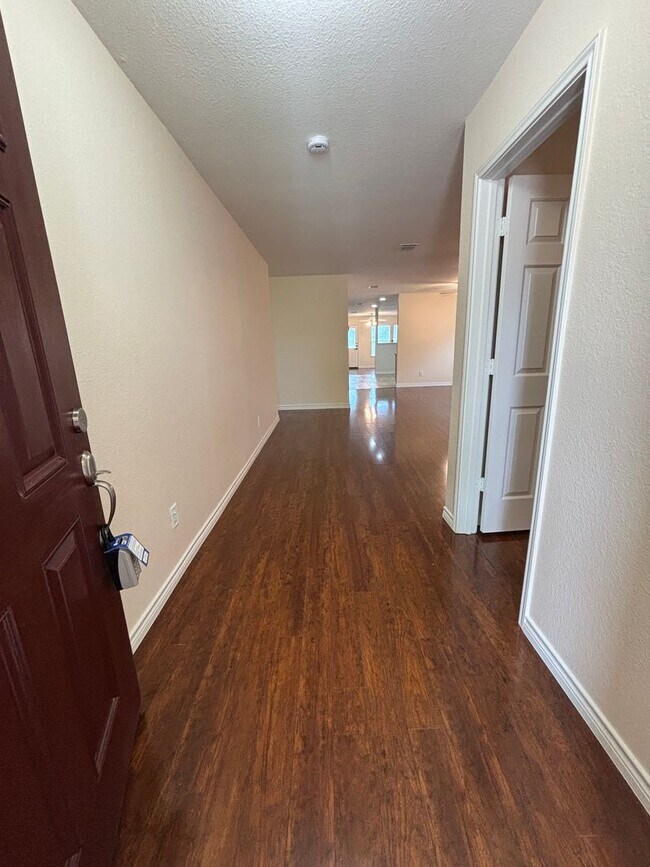 Building Photo - Spacious and Beautifully Maintained Arlington Home in Harris Ridge