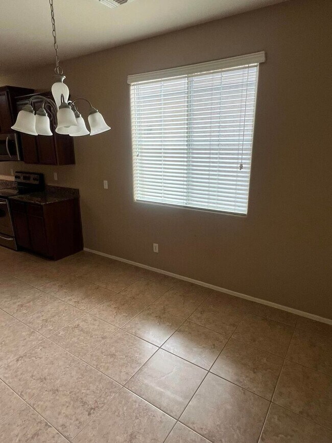 Building Photo - 4-bedroom and loft in the Willows with com...