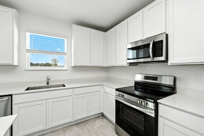 Building Photo - 4 Bed / 2.5 Bath Home – Available Septembe...