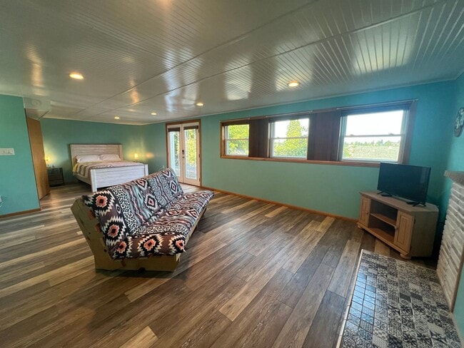 Building Photo - Furnished 1 Bedroom, 1 Bath including all ...