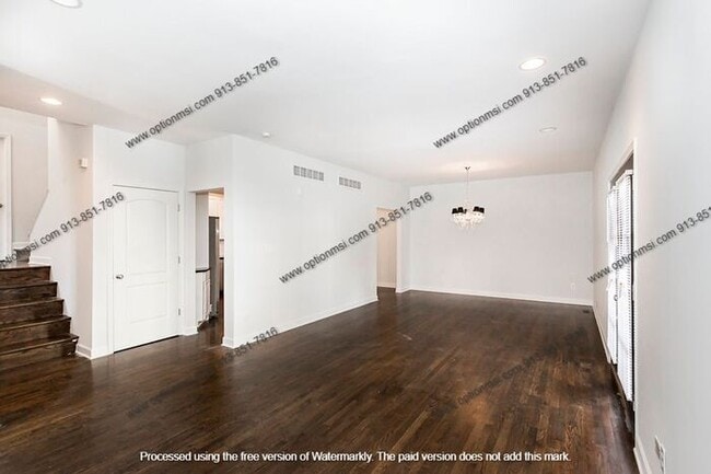 Building Photo - Fantastic Plaza location!!