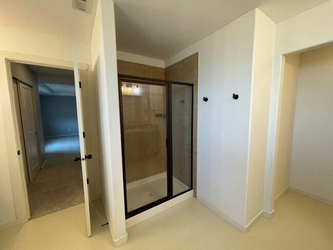 Building Photo - 5Bd/2.5Ba Everett Home