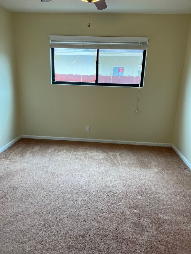 Building Photo - Spacious Mid Century VIEW Home