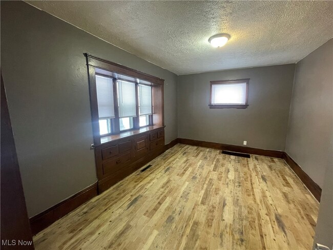 Building Photo - 944 Baughman St