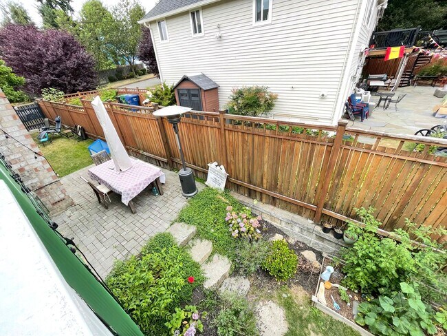 Building Photo - Spacious Corner-Lot Home 4 bed 3 bath – Green Lake, Seattle, WA
