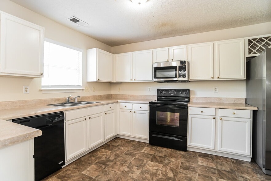 Building Photo - 6846 Squirrels Foot Ct