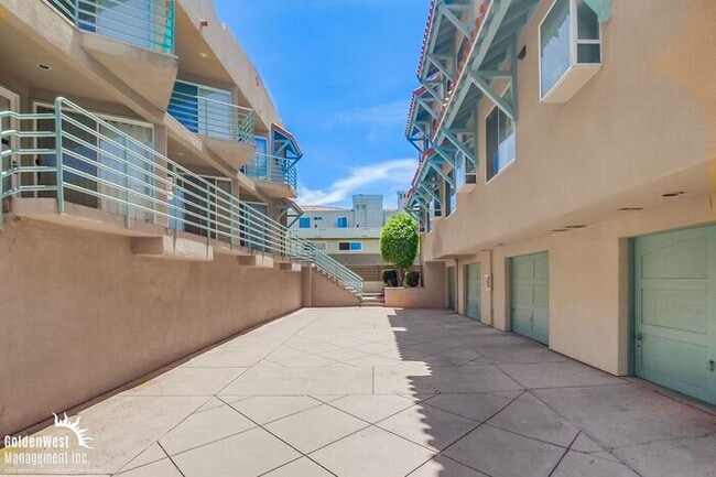 Building Photo - Modern 2Bdm 2.5Ba Town-home with Bonus Roo...