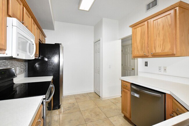 Building Photo - 436 NW 50th Blvd. (Monticello at Millpond)