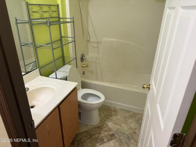 Building Photo - 2157 Willesdon Dr W