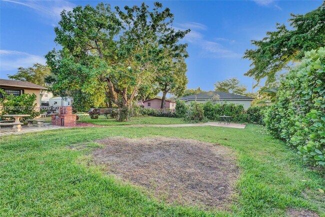 Building Photo - 4718 NW 15th Ave