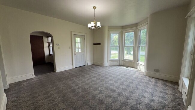 Building Photo - Exciting 3 Bed 1 Bath near UWEC! Available 1st June!