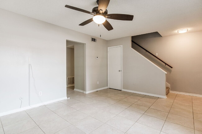 Building Photo - Desirable townhouse centerally located.