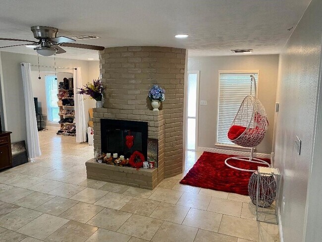 Building Photo - 2419 Briarlee Dr