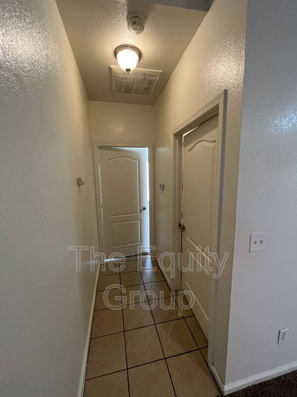 Building Photo - 2421 W Sunnyside Ave