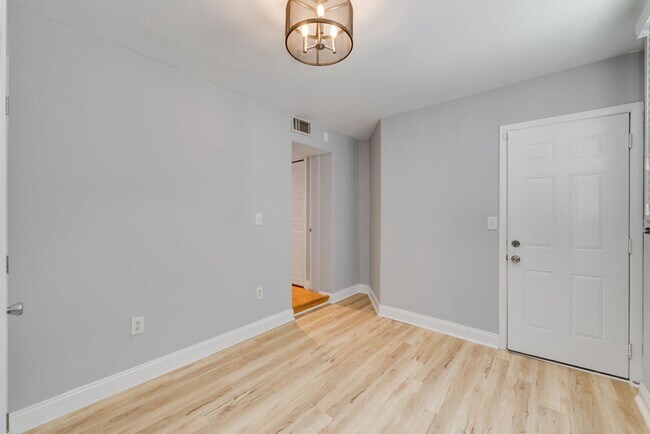 Building Photo - Updated Brentwood 2BR/1BA Condo with Bright, Open Living