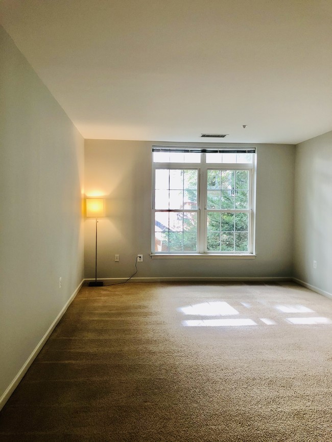 Huge master bedroom - 2729 Gallows Rd