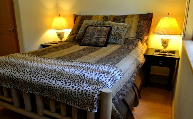 Building Photo - Sweet 2BD Cabin! Avail for a 3-6 month Winter lease! Available 12/01/25- 4/30/26