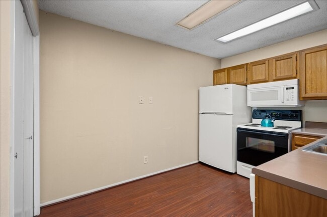 Building Photo - Great Location, Immediate Move In available - 2 bed / 2 bath Condo - 100% off First Month's rent!