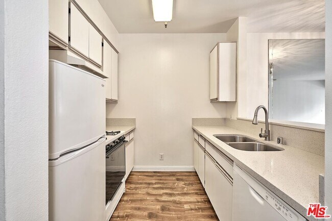 Building Photo - 500 S Berendo St