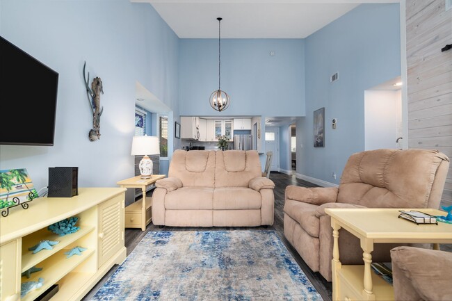 Building Photo - Vacation, Furnished, Townhome 2 Bed/ 1.5 B...