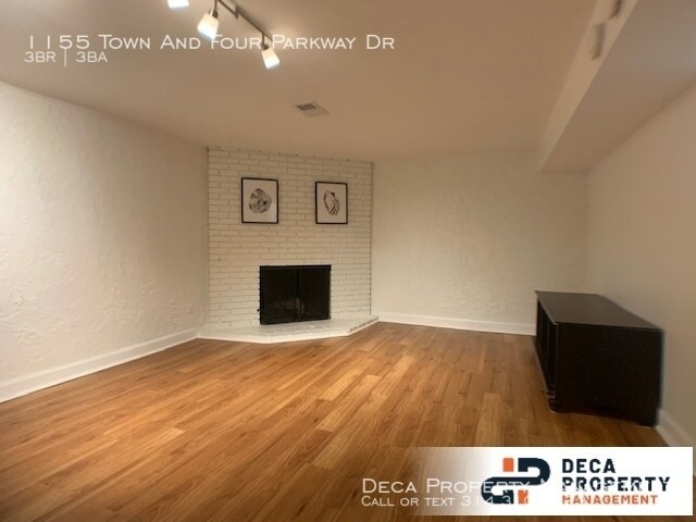 Building Photo - 3 Bedroom Townhome
