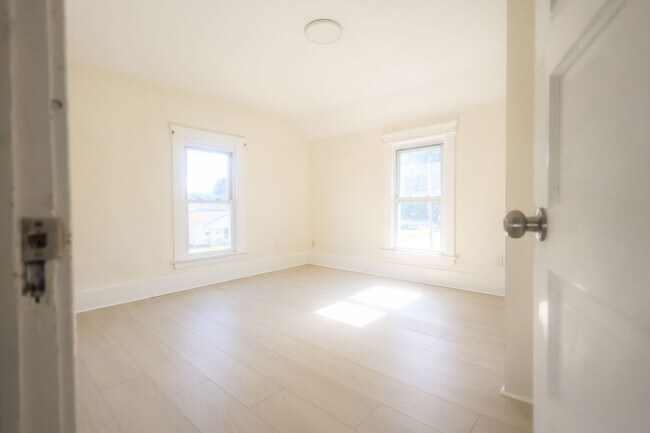 Building Photo - 420 W 21st St